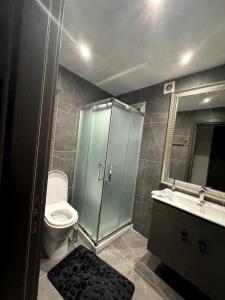 Ένα μπάνιο στο Lovely spacious two bedroom apartment central +4 φωτογραφίες