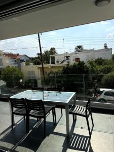 Μπαλκόνι ή βεράντα στο Lovely spacious two bedroom apartment central