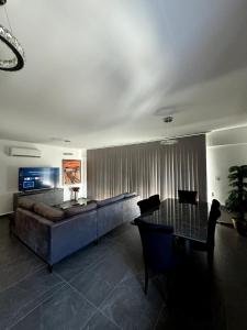 Μια τηλεόραση ή/και κέντρο ψυχαγωγίας στο Lovely spacious two bedroom apartment central