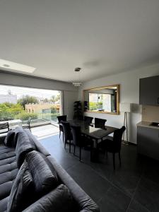 Χώρος καθιστικού στο Lovely spacious two bedroom apartment central