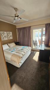 フェルドドリフにあるRiverfront Retreatの天井ファン付きの大きなベッドのある寝室