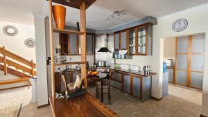 フェルドドリフにあるRiverfront Retreatのキッチン(木製のキャビネット、テーブル付)