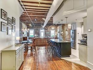Una cocina abierta y un comedor con una pared de ladrillo. en Riverview Estate, en Savannah