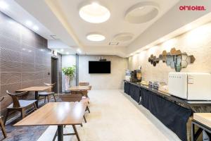 a restaurant with tables and chairs and a counter at 힙호텔 in Seoul