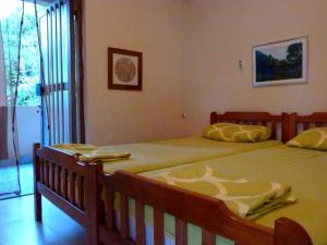 two twin beds in a bedroom with a window at Casa de Laza Apartments in Herceg-Novi