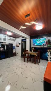 Η κουζίνα ή μικρή κουζίνα στο RXS Skypod Hotel #1 inspired Suite in Roxas City