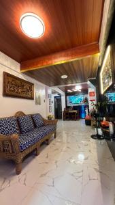 Μια τηλεόραση ή/και κέντρο ψυχαγωγίας στο RXS Skypod Hotel #1 inspired Suite in Roxas City