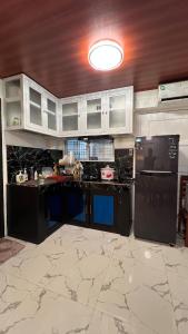 Η κουζίνα ή μικρή κουζίνα στο RXS Skypod Hotel #1 inspired Suite in Roxas City +8 φωτογραφίες