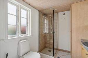 a bathroom with a toilet and a shower and a sink at Stort byhus i centrum af Skagen in Skagen +23 photos