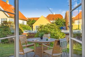 a patio with a table and chairs on a balcony at Stort byhus i centrum af Skagen in Skagen