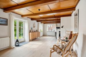 a large living room with wooden ceilings and wooden floors at Stort byhus i centrum af Skagen in Skagen