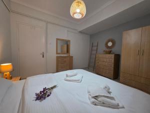 une chambre avec un lit avec des serviettes dessus dans l'établissement Marina's Guesthouse, seaview apartment, à Kavala 31 autres photos