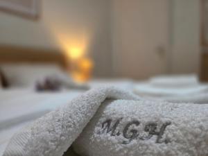 une serviette blanche avec le mot macy dessus dans l'établissement Marina's Guesthouse, seaview apartment, à Kavala