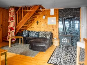 - un salon avec un canapé et un poêle à bois dans l'établissement Holiday Home Pondside Retreat & Canoe by Interhome, à Holubovská Bašta