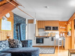 un salon avec un canapé et une cuisine dans l'établissement Holiday Home Pondside Retreat & Canoe by Interhome, à Holubovská Bašta