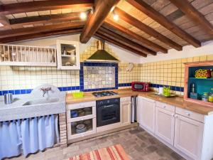 Köök või kööginurk majutusasutuses Apartment Casetta de Sodoni by Interhome