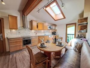 Η κουζίνα ή μικρή κουζίνα στο Apartment Berganger - WIL422 by Interhome