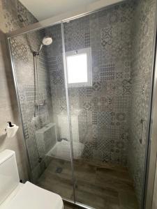 a bathroom with a shower and a toilet at Villas Privadas EL DESCANSO in La Rinconada