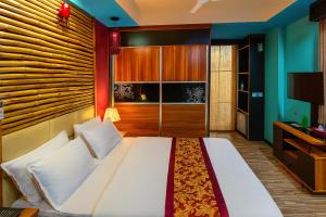 a bedroom with a large bed with white pillows at Rara HM in Male City