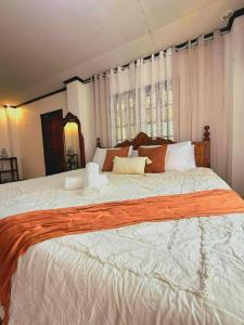 Verandas Beach Resort في Carmen: غرفة نوم بسرير كبير مع ملاءات بيضاء