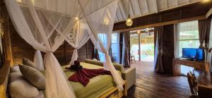 Televiisor ja/või meelelahutuskeskus majutusasutuses The National Park Villa with Joglo style villa and Jacuzzi