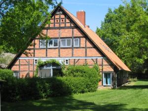 a large brick house with a gambrel roof at Deelenwohnung in Trebel