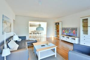 a living room with a couch and a tv at Ferienhaus Heideweg in Zingst