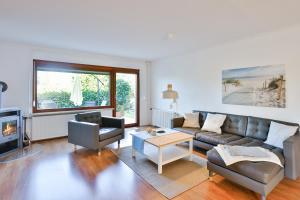 a living room with a couch and a table at Ferienhaus Heideweg in Zingst