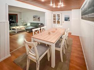 a dining room with a wooden table and chairs at Ferienhaus Heideweg in Zingst