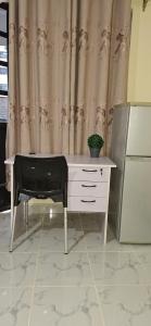 RungiriにあるAbbey's bnbのカーテンの前に椅子付きのデスク