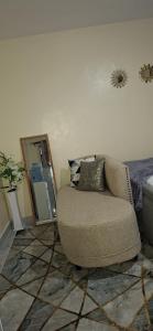 RungiriにあるAbbey's bnbのソファと鏡のあるリビングルーム