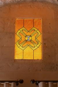 een glas-in-loodbord bovenop een muur bij Zerzembe Boutique Hotel in Sanlıurfa