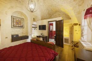 een slaapkamer met een rood bed en een badkamer bij Zerzembe Boutique Hotel in Sanlıurfa