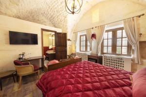 een slaapkamer met een groot rood bed in een kamer bij Zerzembe Boutique Hotel in Sanlıurfa