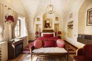 een slaapkamer met een bed en een kroonluchter bij Zerzembe Boutique Hotel in Sanlıurfa