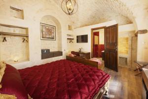 een slaapkamer met een groot rood bed in een kamer bij Zerzembe Boutique Hotel in Sanlıurfa +1 foto