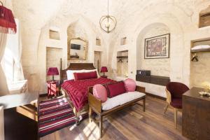 una camera da letto con un letto e un divano di Zerzembe Boutique Hotel a Şanlıurfa