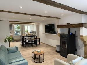 a living room with a blue couch and a table at Casa mattmila in Haulmé