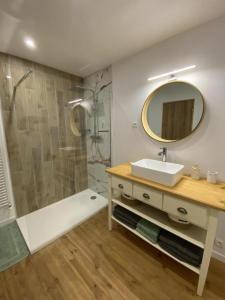 a bathroom with a sink and a shower with a mirror at Casa mattmila in Haulmé