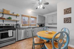 Η κουζίνα ή μικρή κουζίνα στο North End Single Family 4 Bed 2 Bath