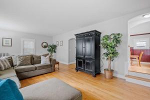 Posezení v ubytování North End Single Family 4 Bed 2 Bath