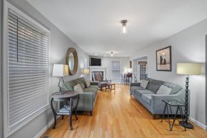 een woonkamer met een bank en een tafel bij Modern Open Concept 4 Bed 2 5 Bath Mid to LongTerm Private Single Family Home in Manchester