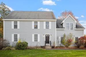 een wit huis met een grijs dak bij Modern Open Concept 4 Bed 2 5 Bath Mid to LongTerm Private Single Family Home in Manchester