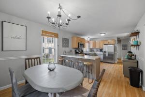 een keuken en eetkamer met een tafel en stoelen bij Modern Open Concept 4 Bed 2 5 Bath Mid to LongTerm Private Single Family Home in Manchester