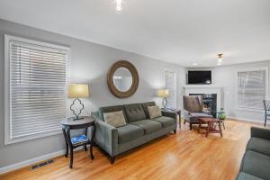 een woonkamer met een bank en een tafel bij Modern Open Concept 4 Bed 2 5 Bath Mid to LongTerm Private Single Family Home in Manchester