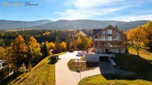 eine Luftaufnahme eines Hauses in den Bergen in der Unterkunft Wonder Home - Orlik Residence - Apartamenty z widokiem na Śnieżkę, blisko wyciągów, Ski Arena i Kościółka Wang in Karpacz