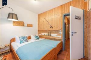 a bedroom with a bed and a clock on the wall at Ferienanlage am Gothensee 25 Rad Kapitän in Bansin