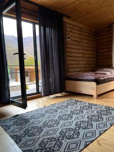 Un dormitorio con una cama y una ventana grande. en Khando's Resort, en Passanauri