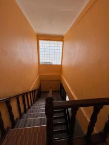达累斯萨拉姆Home的有窗户的建筑物里的楼梯