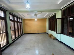 达累斯萨拉姆Home的空房设有吊扇和窗户。